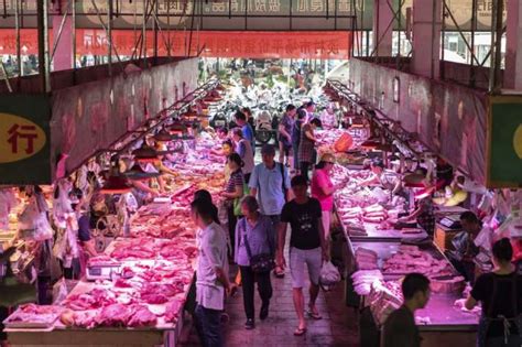 武漢有哪些露天市場，且談論一下在這座城市裡，露天市場對當地居民與遊客的影響。